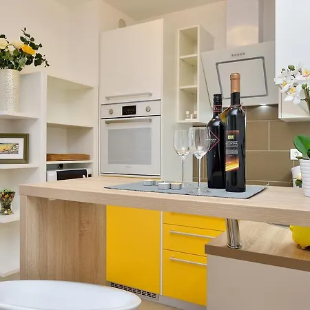 Apartment Sweet Corner *