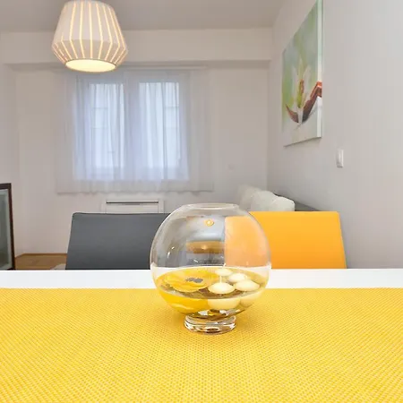 Apartment Sweet Corner *